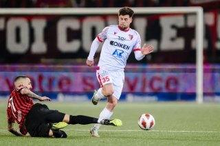 Le milieu neuchatelois Eris Abedini, gauche, lutte pour le ballon avec le milieu valaisan Liam Chipperfield, droite, lors de la rencontre de football de Challenge League entre Neuchatel Xamax FCS et FC Sion le vendredi 8 mars 2024 au stade de la Maladiere a Neuchatel. (KEYSTONE/Jean-Christophe Bott)
